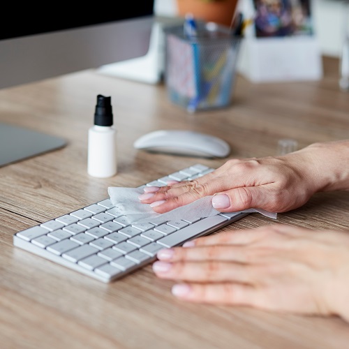 Putzfrau reinigt PC-Tastatur